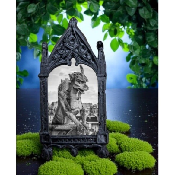 Horned Gargoyle Pin Stone Sculpture Cathedral Church Artwork - Picture 1 of 3